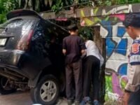 Akibat Pecah Ban Minibus Seruduk Tembok Bandung Zoo Hingga Jebol