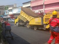 Dinas PUPR Karawang Uji Pemadatan Aspal Jalan Juanda