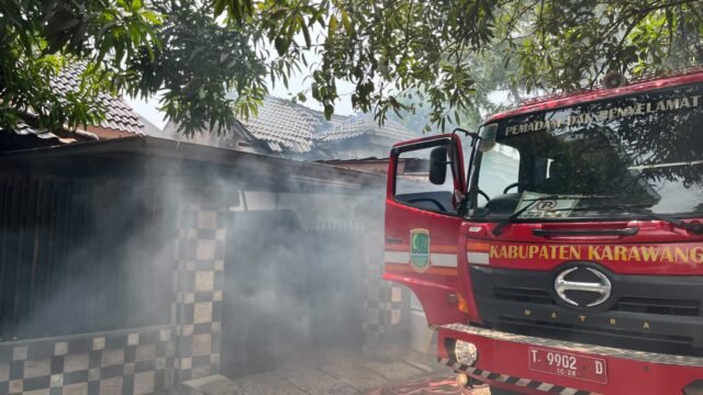 Niat Basmi Sarang Tawon, Rumah Warga di Telukjambe Ludes Terbakar