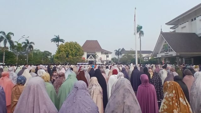 Tempuh Jalur Langit, Pemkab Karawang Gelar Salat Istisqa Minta Hujan di Tengah Kemarau Panjang