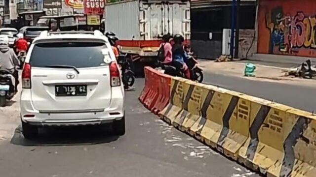 Dishub Karawang Pasang Pembatas Beton di Terowongan Gonggo, Ini Alasannya!