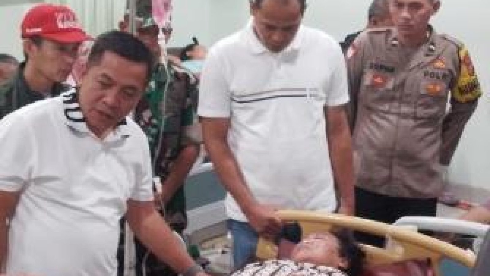 KORBAN KERACUNAN: Bupati Karawang Aep Syaepuloh di RS Rosela menjenguk korban keracunan gas klorin yang diproduksi pabrik caustik soda milik PT Pindo Deli 2. (Red/Mediaseruni)